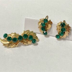 Vintage Emerald Green Gold-tone Foliate 1.5" Brooch 1" Earring set lightweight